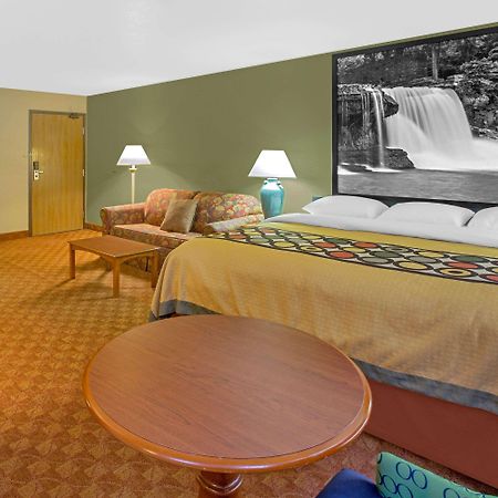 Super 8 By Wyndham Howe Exterior photo