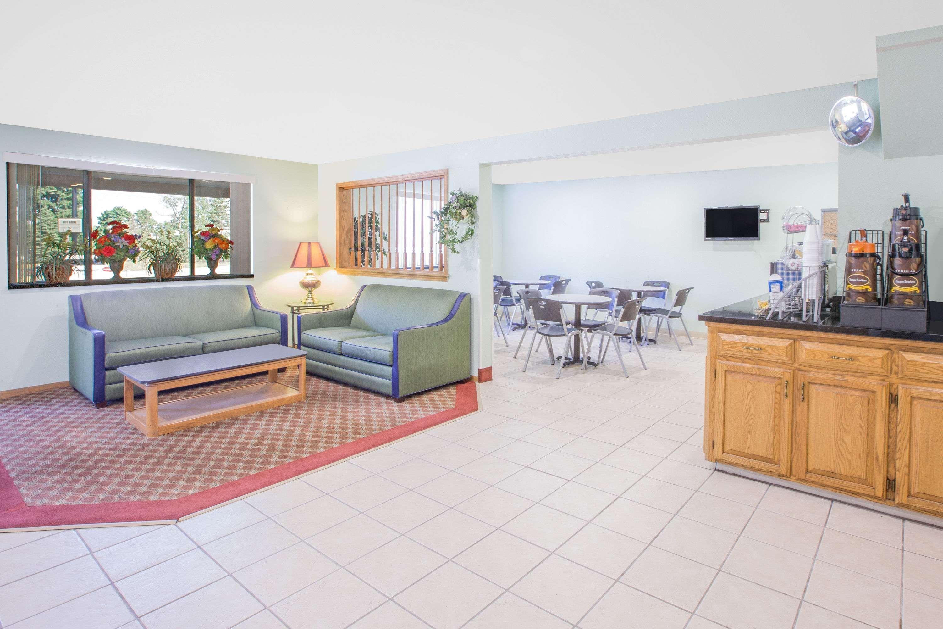 Super 8 By Wyndham Howe Exterior photo