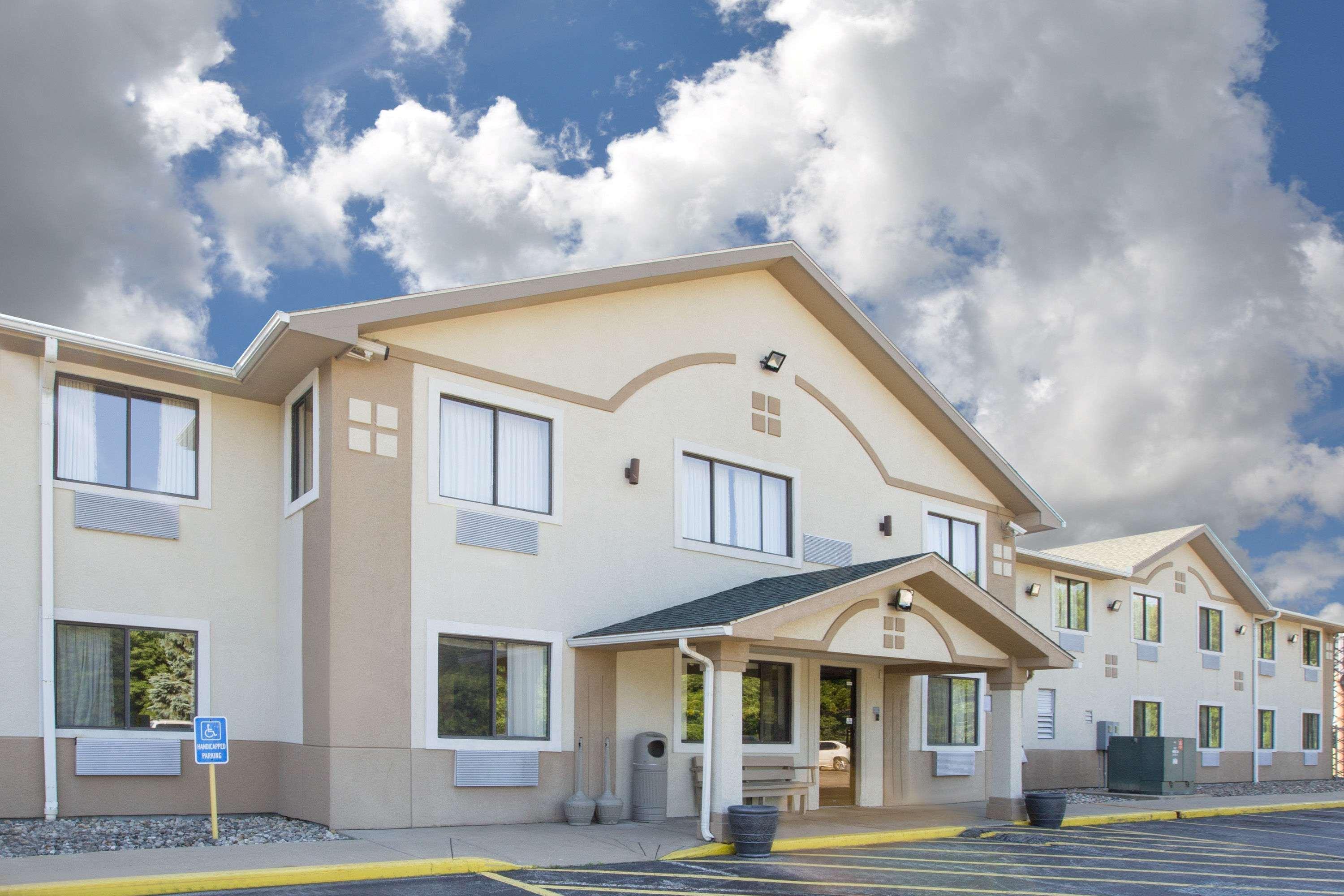 Super 8 By Wyndham Howe Exterior photo