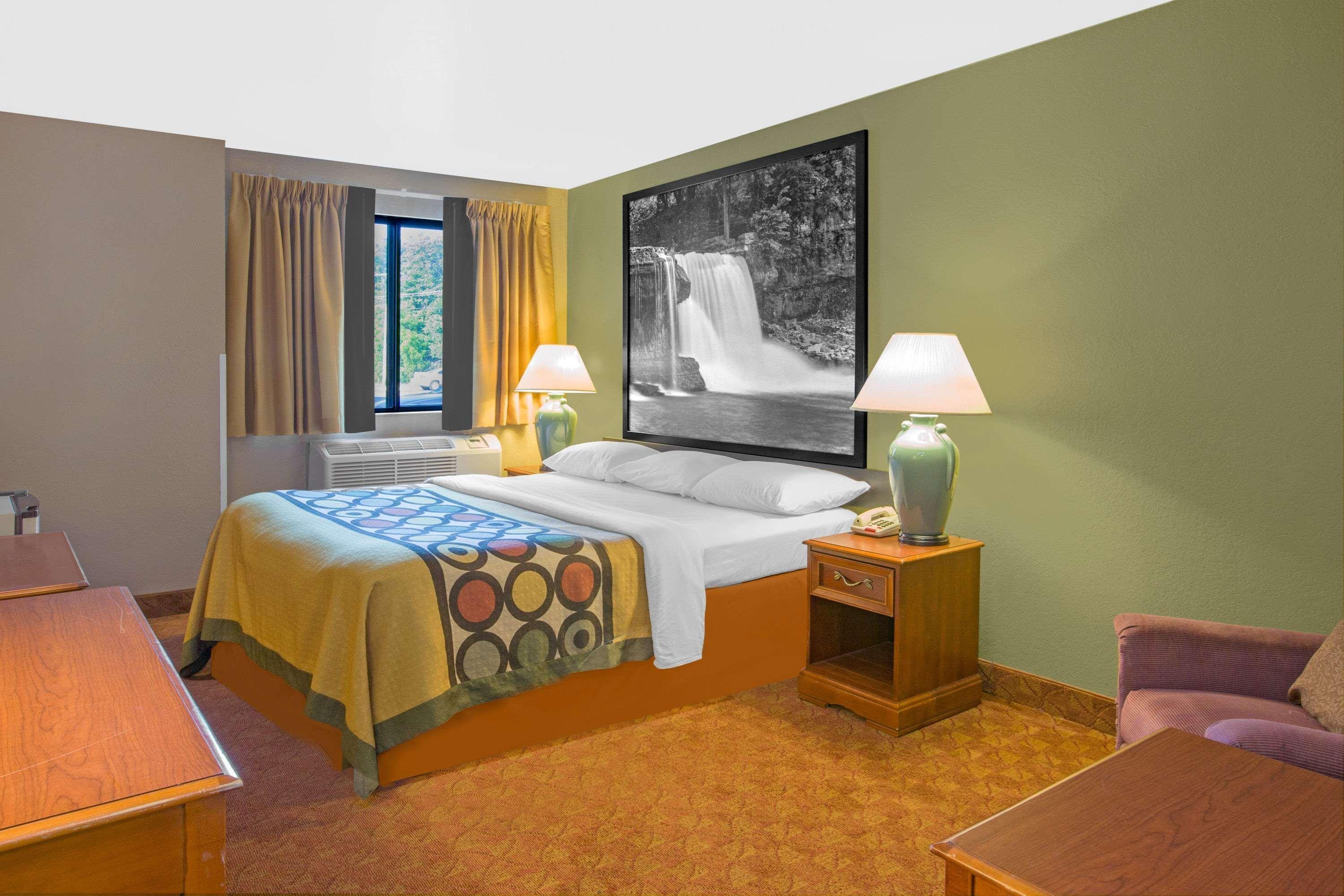 Super 8 By Wyndham Howe Exterior photo