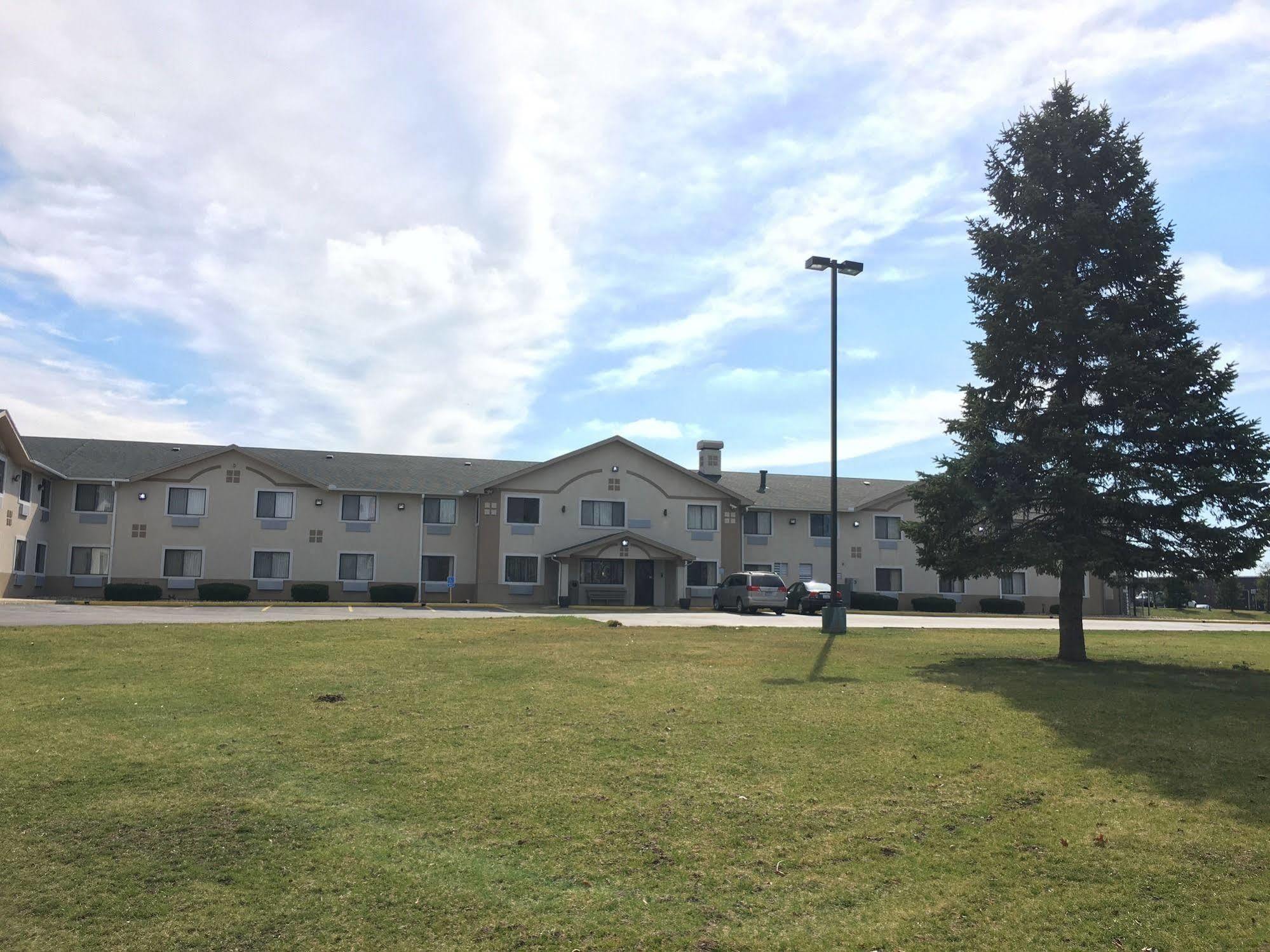 Super 8 By Wyndham Howe Exterior photo